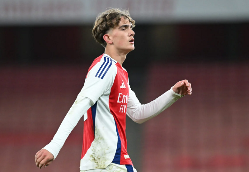 max-dowman-vien-ngoc-quy-co-the-giup-arsenal-tiet-kiem-hang-trieu-bang