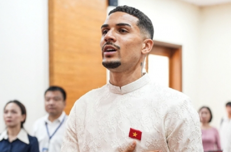 do-hoang-hen-nhan-mua-loi-chuc-tu-dong-doi-sau-khi-chinh-thuc-tro-thanh-cong-dan-viet-nam